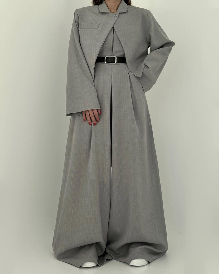 Eleganter Damen Anzug: Dreiteiler mit trägerlosem Jumpsuit, weiter Hose & modischer Kurzjacke. Vielseitiger Look.