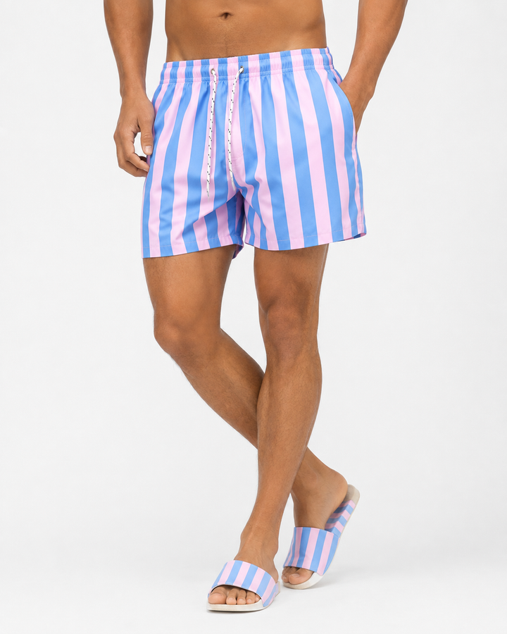 Moderne gestreifte Herren Shorts, vielseitig für Freizeit, Urlaub und Strandaktivitäten.
