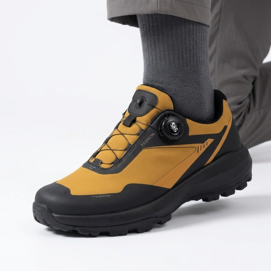 Sportliche Männer Wanderschuhe, wasserdicht, mit stabiler Knöchelstütze für nasses Gelände.