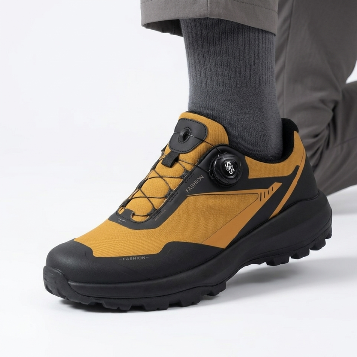 Sportliche Männer Wanderschuhe, wasserdicht, mit stabiler Knöchelstütze für nasses Gelände.