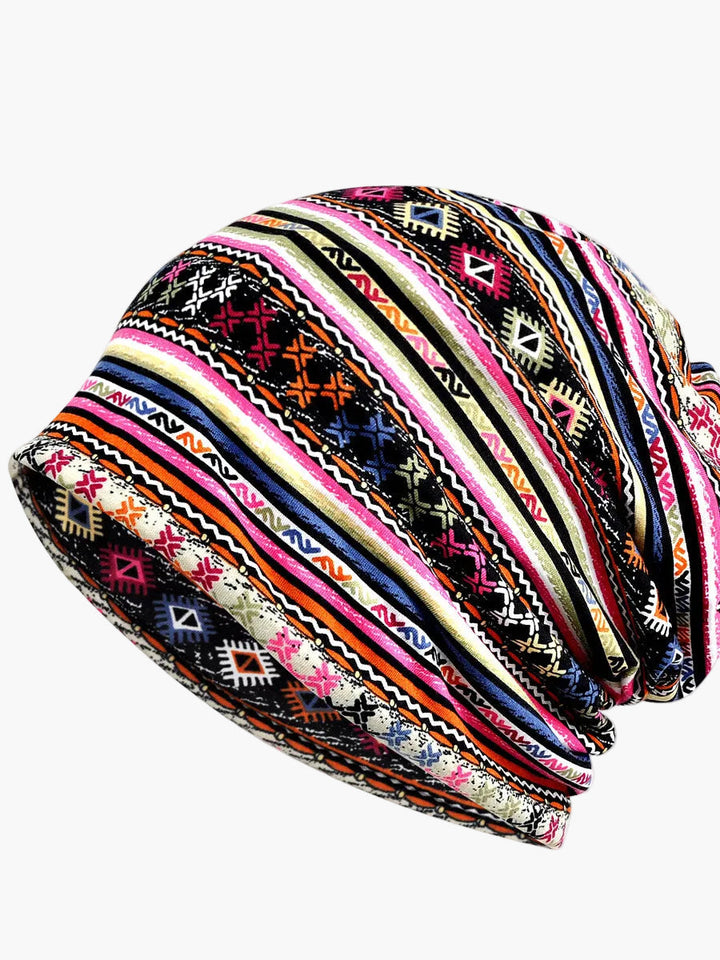 Nahaufnahme der Damen Beanie Mütze mit detailliertem Blumenmuster, perfekt für modische Herbst-Looks.