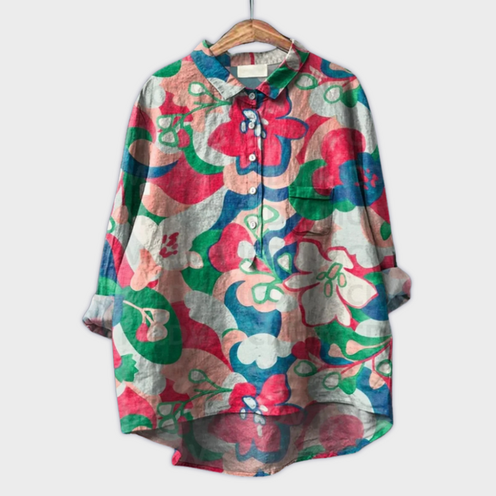 Model trägt luftige, grüne Damenbluse mit lockerer Passform, ideal für Frühling, Sommer & Freizeit.