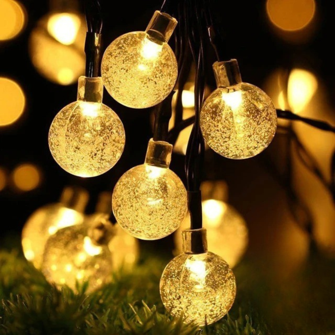 Dekorative LED Solar Lichterkette LumaSphere für stimmungsvolle Party- und Balkonbeleuchtung im Garten.