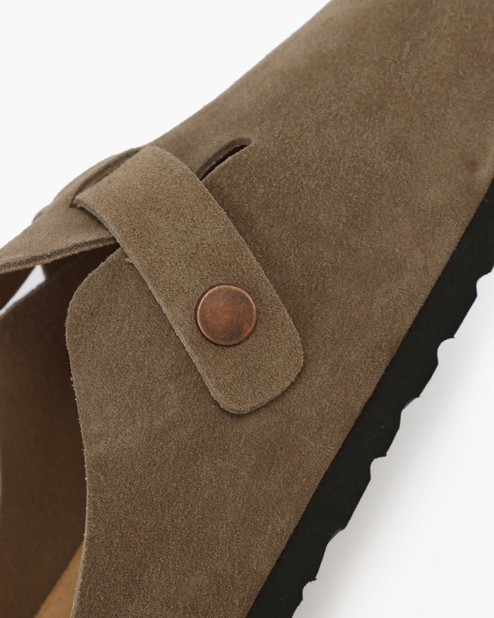 Moderner Clog-Stil: Unisex Schuhe mit markanter Steppnaht in Beige, ideal für modebewusste Alltagsträger.