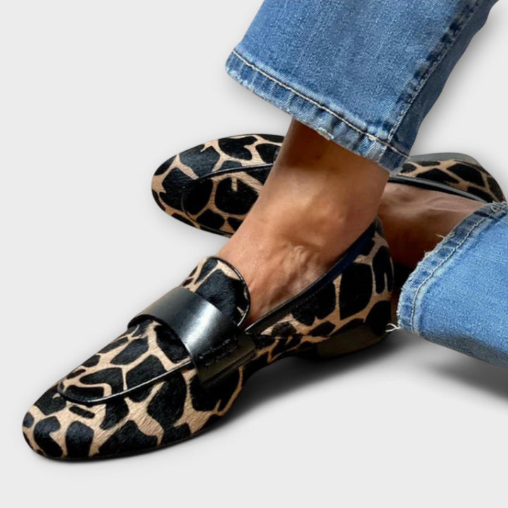 Elegante Damen Loafer mit auffälligem Tierdruck-Muster, ideal für moderne Outfits und scharfen Stil.