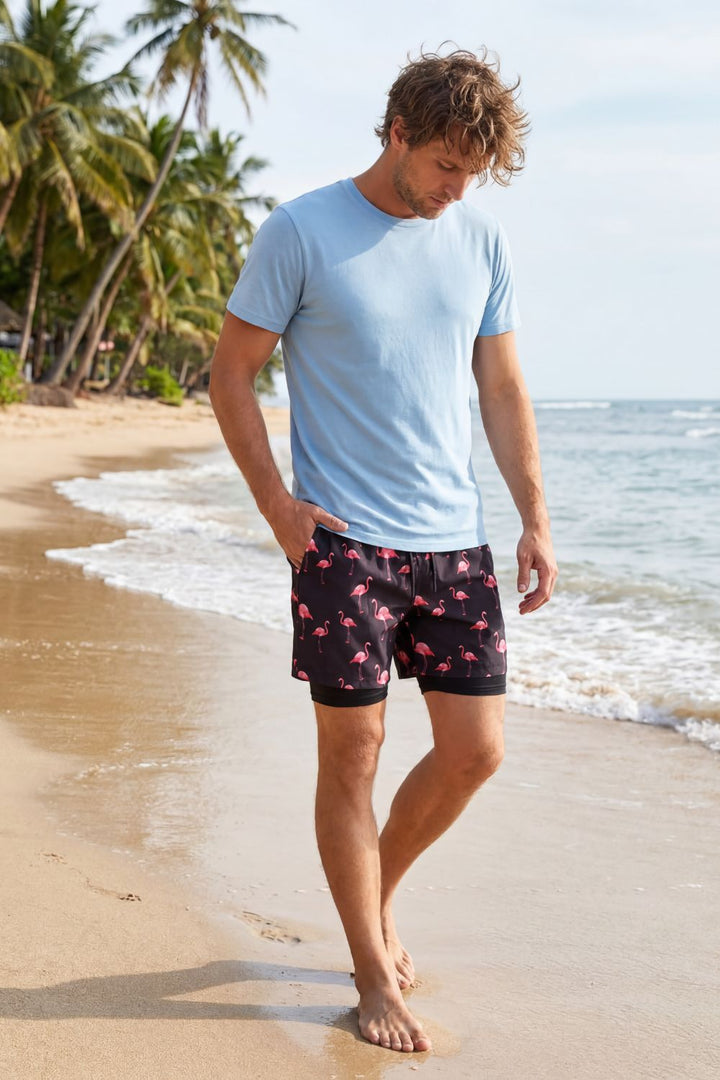 Leichtgewichtige Herren Badehose, schnelltrocknend, mit coolem tropischem Muster für den Sommer.