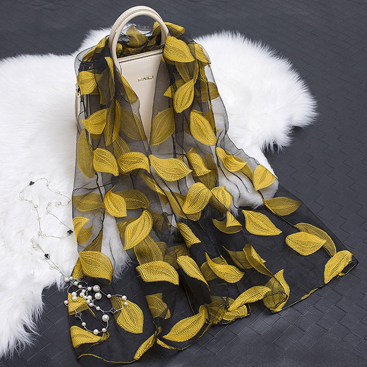 Sommerlicher Damen Seidenschal mit auffälligem Blumenmuster und modernem Cut-out-Design.