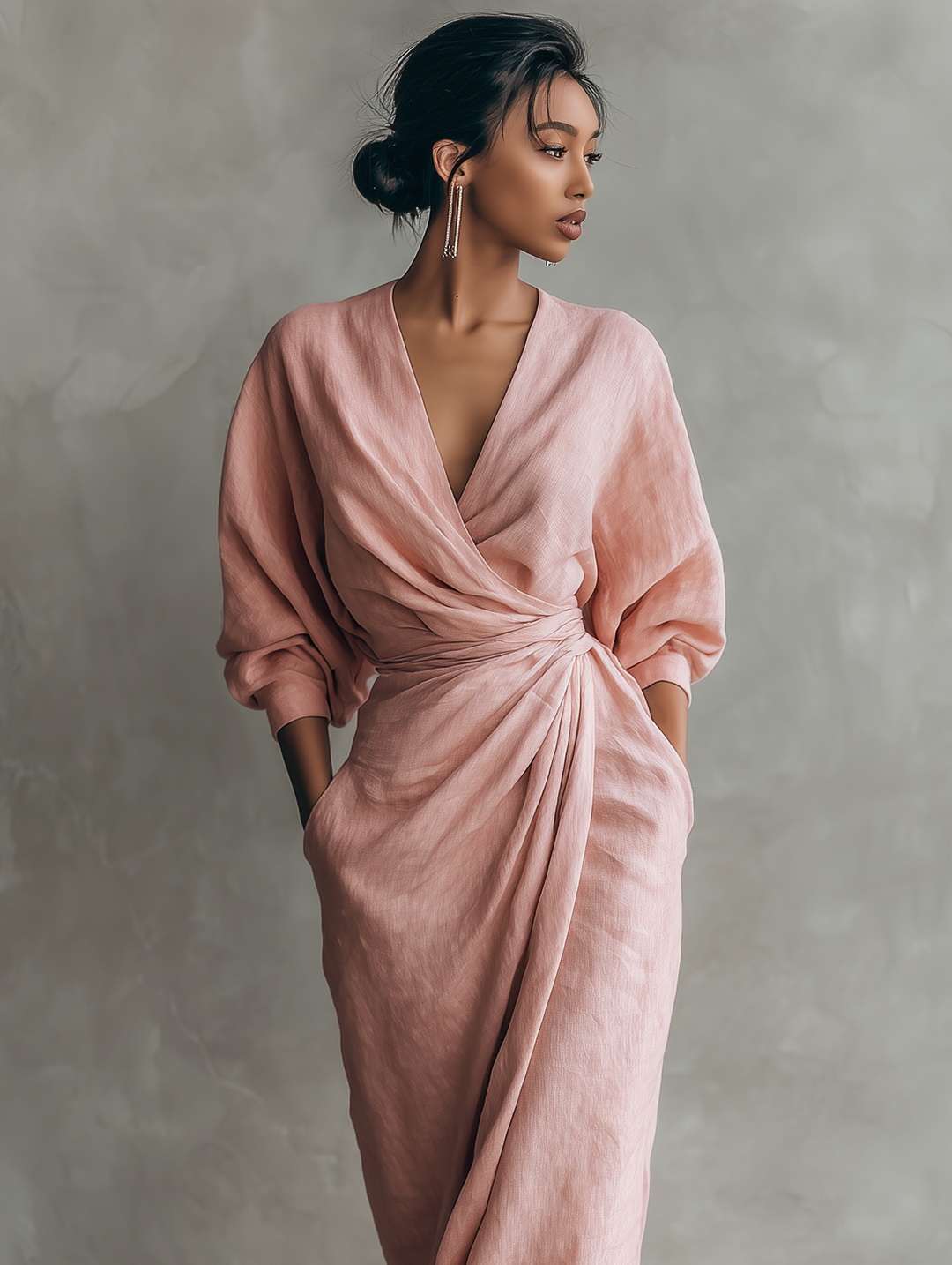 Fließendes Damen Wickelkleid mit V-Ausschnitt, bequem und elegant für Sommer, Alltag und Urlaub.