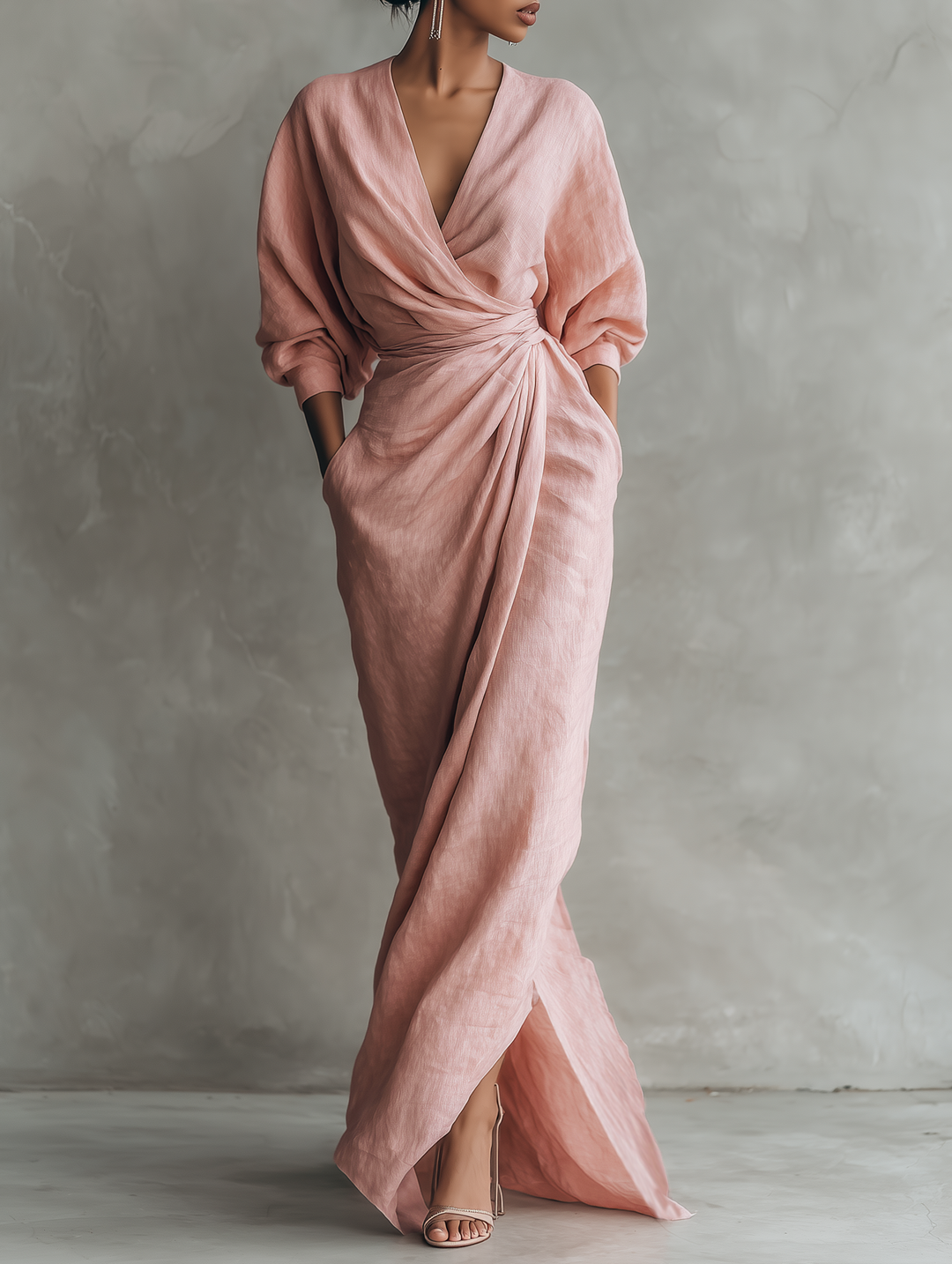 Elegantes Damen Wickel Maxikleid in fließender Passform mit V-Ausschnitt für minimalistischen Sommer-Look.