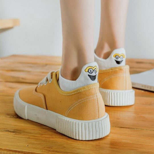 Ein Stapel von 10 Paar bunten HappySteps Unisex Baumwollsocken, bereit für den Versand.