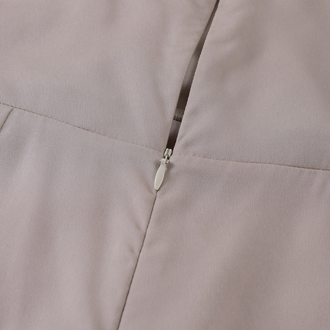 Stilvolles Spaghetti-Träger Abendkleid Elara, figurbetont & rückenfrei, für eine atemberaubende Silhouette.
