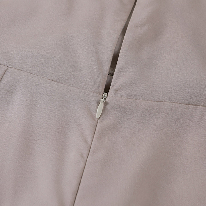 Stilvolles Spaghetti-Träger Abendkleid Elara, figurbetont & rückenfrei, für eine atemberaubende Silhouette.
