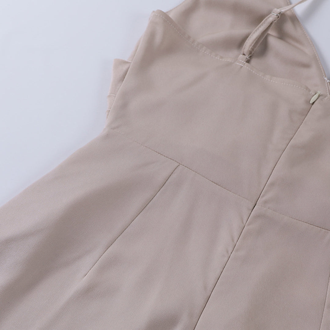 Festliches Spaghettiträger Kleid für Damen, elegantes Midikleid, rückenfrei mit drapierten Details.