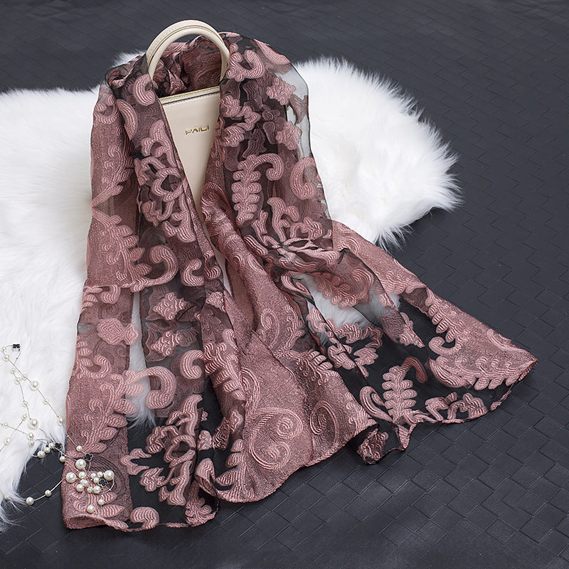 Für den Frühling: Damen Seidenschal mit zartem Blumenmuster und trendigem Cut-out-Design.