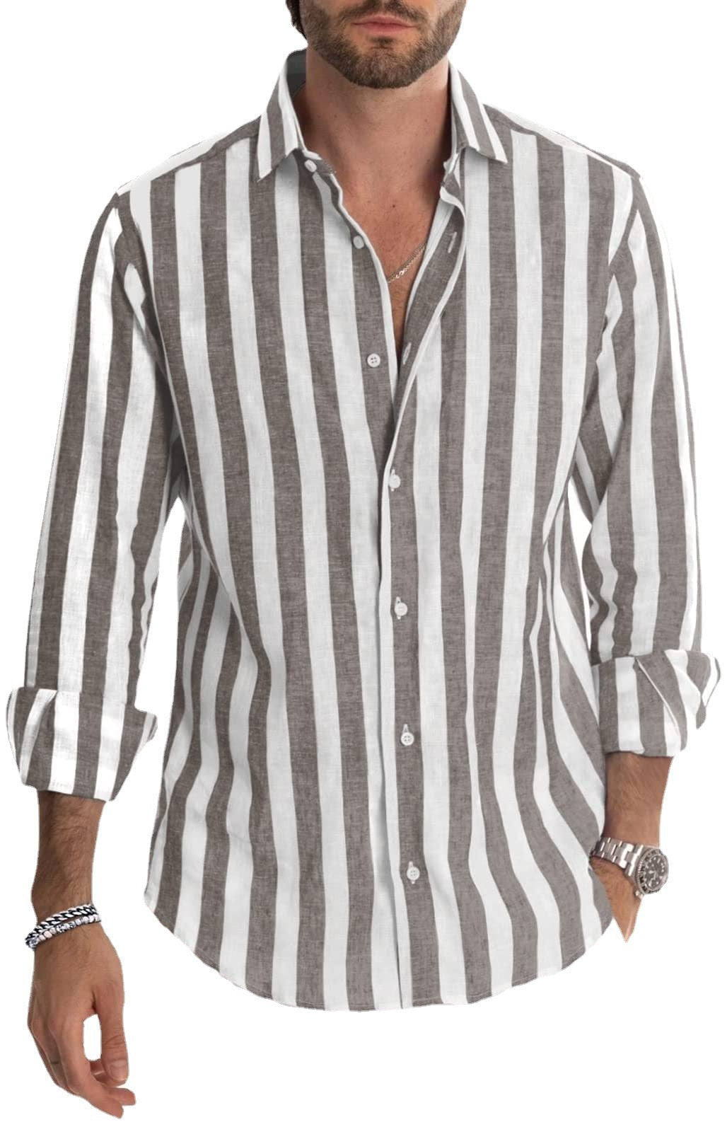 Mann trägt lässiges Herren Streifenhemd, kurzärmlig, für einen modischen Sommer- und Urlaubslook.