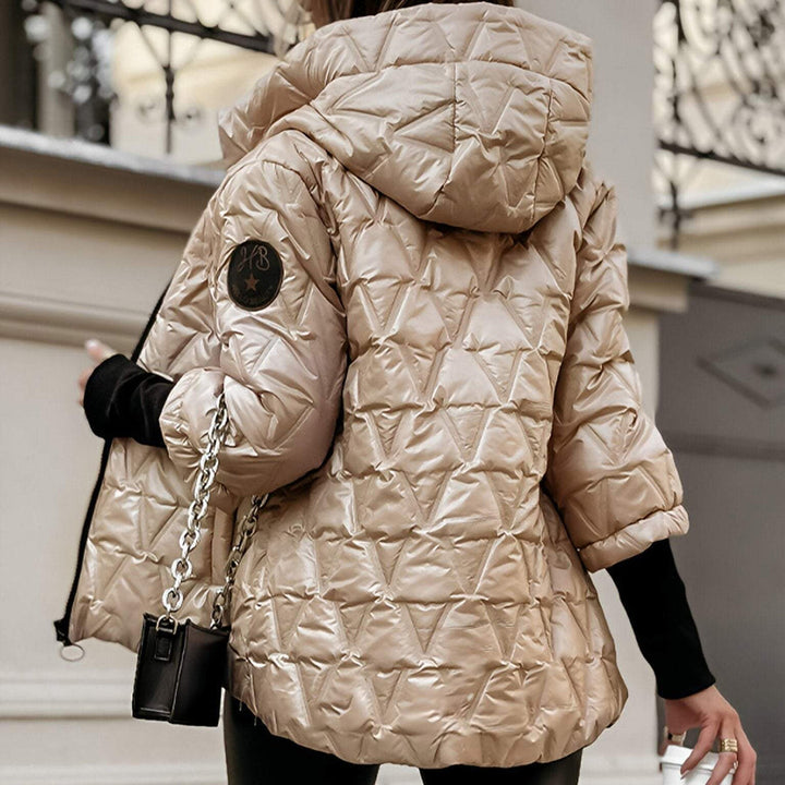 Schicke, leichte Damen Steppjacke mit Kapuze. Wasserabweisende Übergangsjacke, warm & bequem für Wintertage.