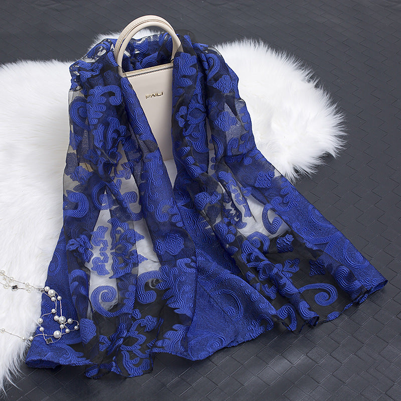 Dieser elegante Damen Seidenschal mit Blumenmuster und Cut-outs ist ein tolles Geschenk.
