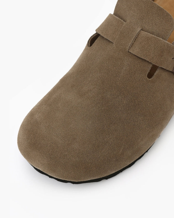 Vielseitige Unisex Clogs in Olive mit Steppnaht, bieten Komfort und Stil für Zuhause, Garten und Freizeit.