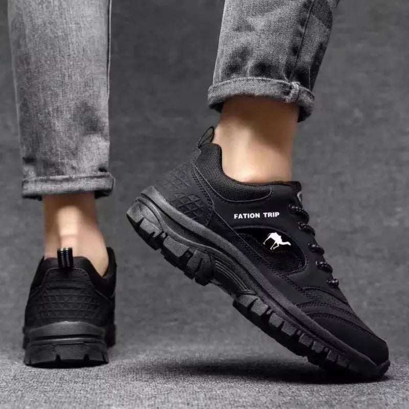 Vielseitige schwarze orthopädische Komfortschuhe für Herren, perfekt für Sport und Alltag.