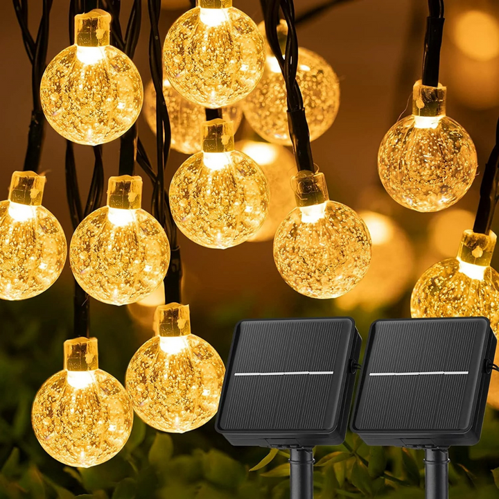 Energieeffiziente CrystalGlow Solarlichterkette für Balkon & Terrasse; schafft gemütliches Stimmungslicht.