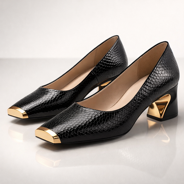 Schwarze Damenpumps mit elegantem Blockabsatz, eckiger Zehenkappe & subtilen Metallic-Akzenten für Stil & Komfort.