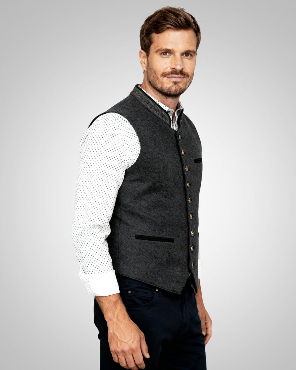 Elegante, graue Herren Trachtenweste, tailliert geschnitten, perfekt für Trachtenmode und festliche Events.