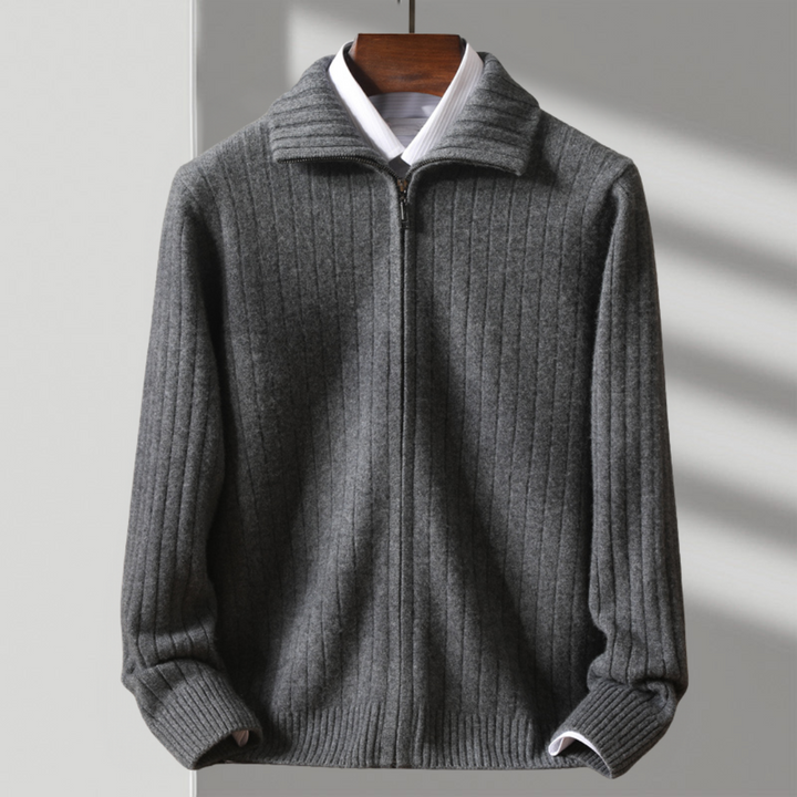 Nahaufnahme: Herren Strickjacke mit Reißverschluss, detaillierter Rippstruktur & weichem Material.