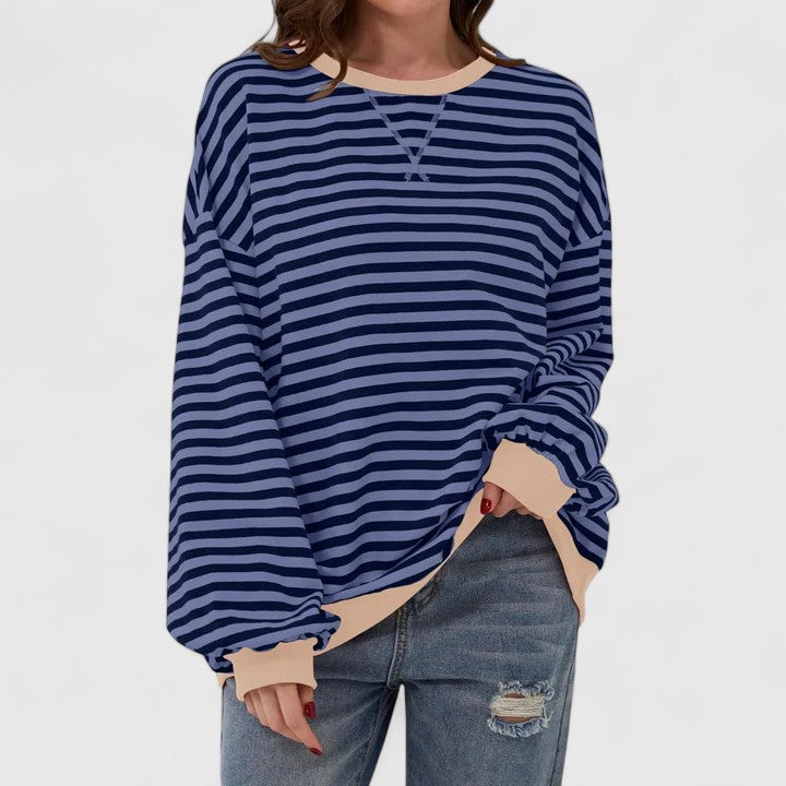 Damen Kayli Pullover mit Streifen, getragen von Model in Bewegung; unterstreicht Tragekomfort.