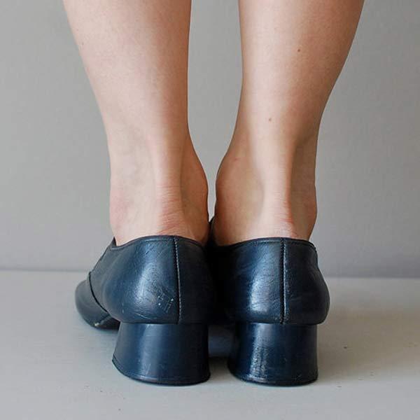 Damen Keilabsatzsandale mit detailreicher verstellbarer Schnalle, bietet Stil und Rutschfestigkeit.