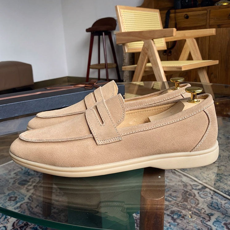 Hochwertige handgefertigte Herren Loafer in Beige. Klassische Slip-Ons für eleganten Komfort im Alltag.