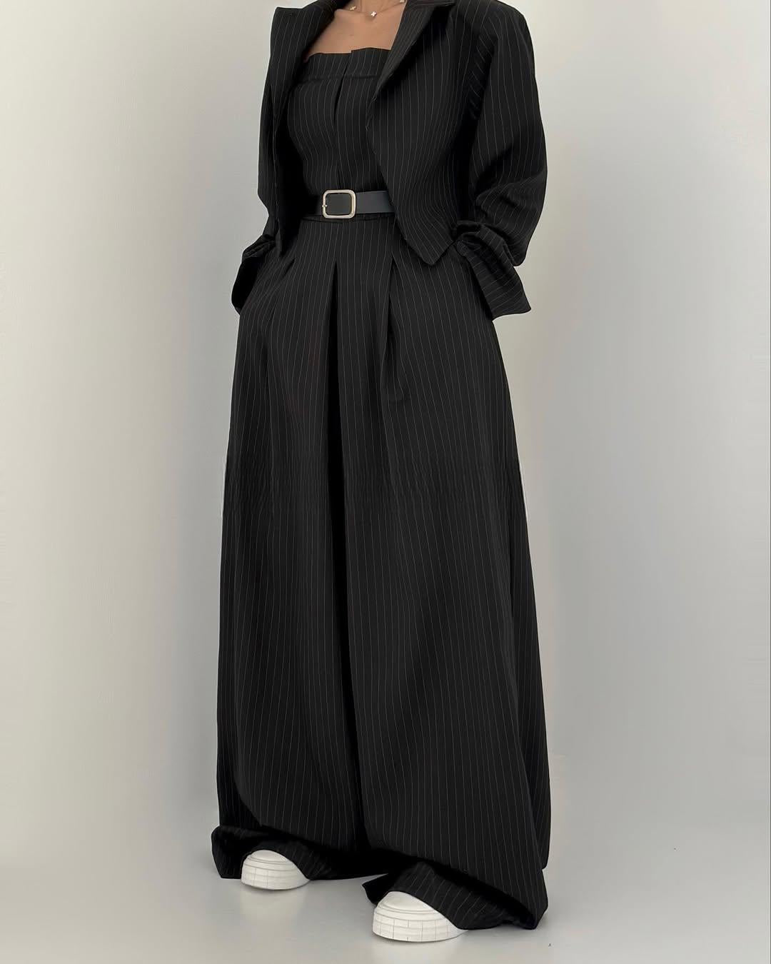Modisches Damen Dreiteiler Set: Jumpsuit mit weitem Bein, separate Hose & schicke Kurzjacke. Ideal für Reise.