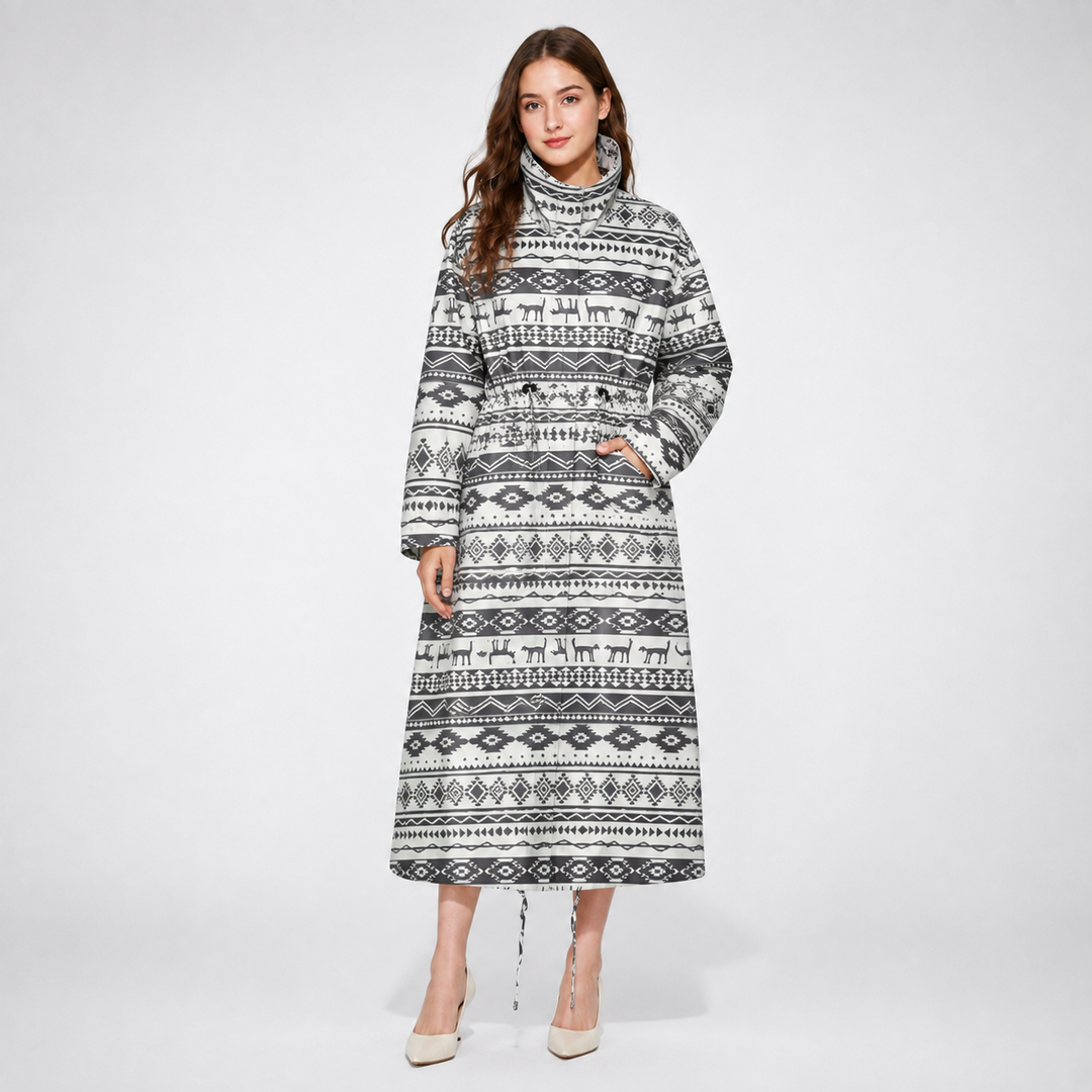 Langer Damen Regenmantel Rainora. Eleganter Wetterschutz mit Kapuze für Freizeit & Outdoor.