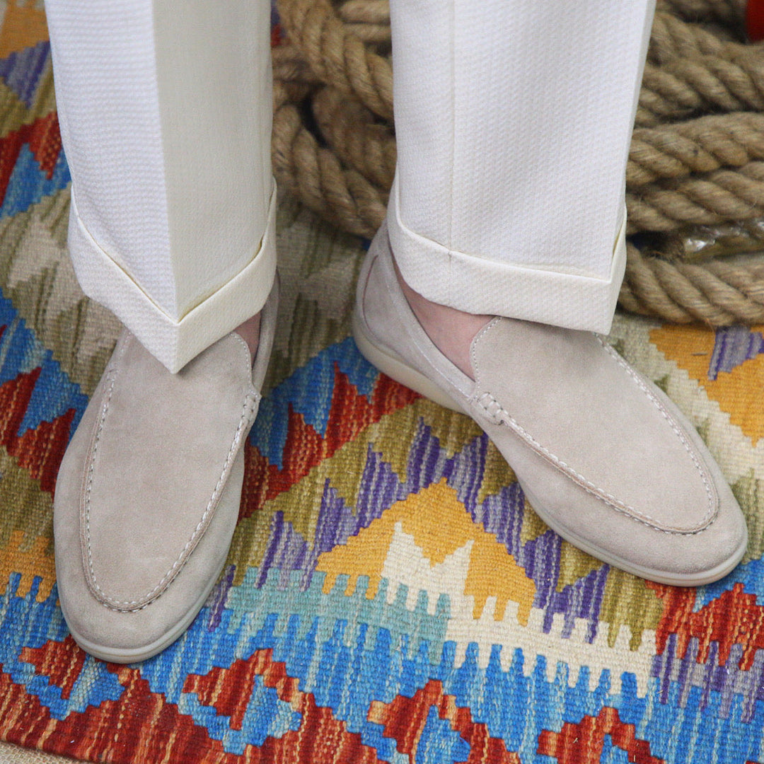 Moderne Herren Businessschuhe: Beige Loafer Slipper, vereinen Eleganz & Komfort.
