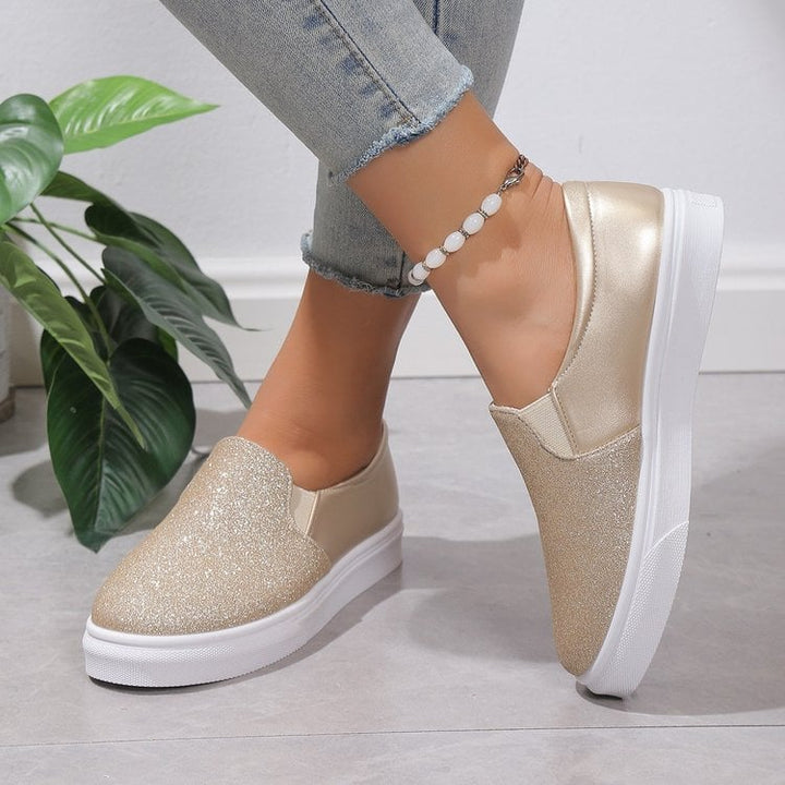 Moderne Glitzer Slipper für Damen. Flache Freizeitschuhe mit Pailletten, die Eleganz & Komfort vereinen.