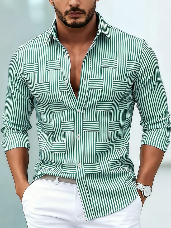 Mann trägt lässiges Herren Vintage Streifen Langarmhemd. Klassisches Freizeithemd im Retro-Stil für Herrenmode.