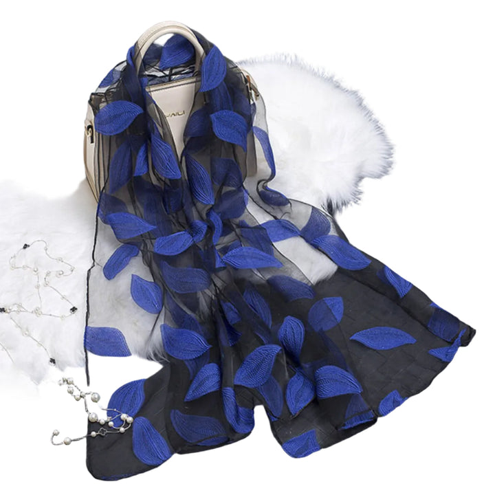 Damen-Accessoire: Eleganter Schal mit zartem Blumenmuster & stylischen Cut-Out-Details.