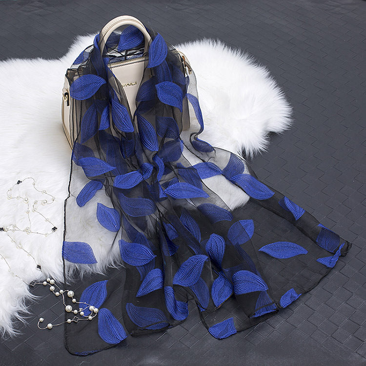 Exquisiter Damen Organza-Seidenschal mit Blumenmuster & trendigen Cut-out-Akzenten.