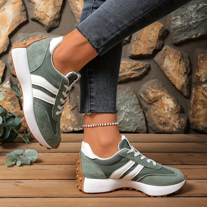 Damen Freizeitschuhe im Retro-Stil: bequeme Low-Top Turnschuhe mit modischen Streifen.