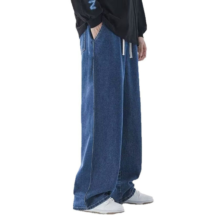 Hochwertige unifarbene Herren Weitbeinhose, sauber gefaltet, bereit für Versand und lässigen Alltagskomfort.
