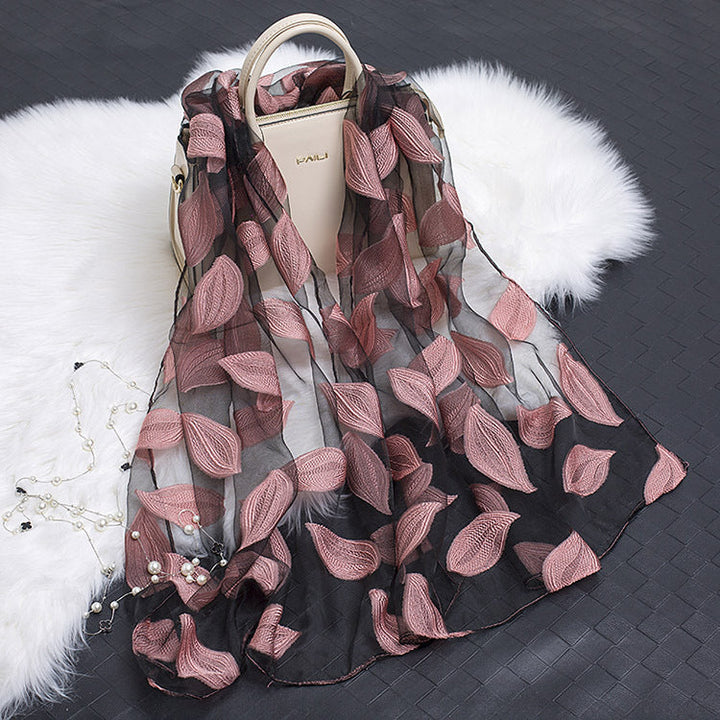 Feminin & stilvoll: Damen Seidenschal Fiora mit Blumenmuster und modernem Cut-out-Design.