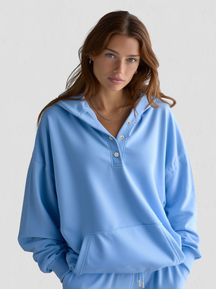 Locker sitzender Damen Kapuzenpullover, oversized, mit praktischer Viertel-Knopfleiste. Kuscheliger Casual Style.