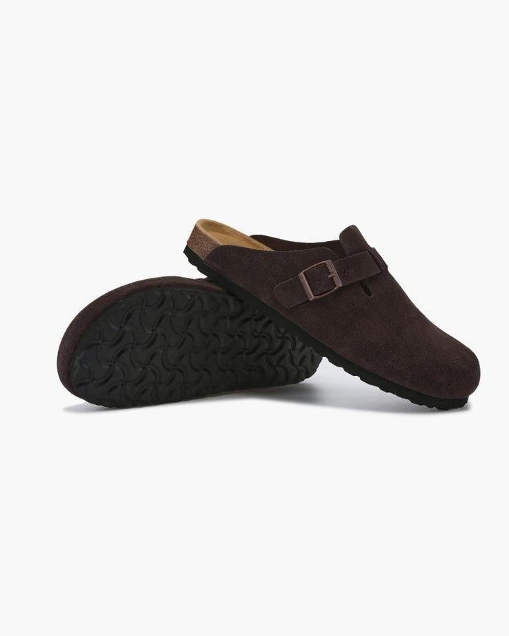 Warme braune Unisex Komfortschuhe, Clogs mit feiner Steppnaht für entspannte Tage und Alltagskomfort.