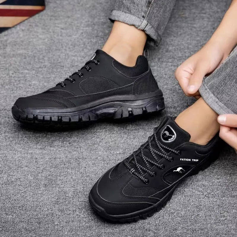 Schwarze orthopädische Sportschuhe für Herren, ideal für Alltag, Stabilität und Dämpfung.