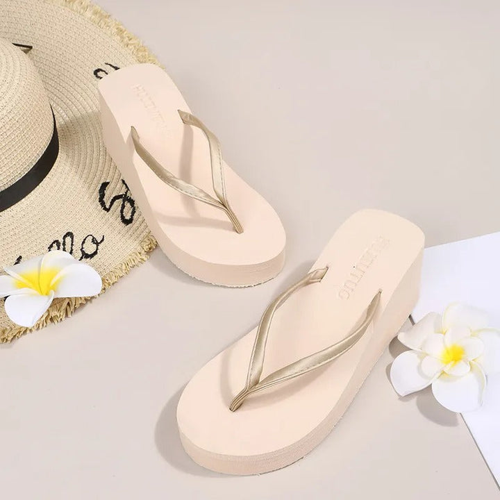 Vielseitige Damen Plateau-Pantoletten Riviera. Clip-Zehen-Sandalen für Freizeit, Strandmode & Sommer-Outfits.