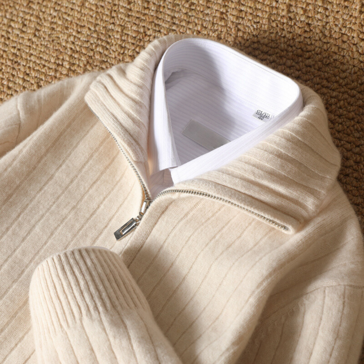Detailaufnahme: Reißverschluss & Stehkragen einer Herren Strickjacke mit Rippstruktur.