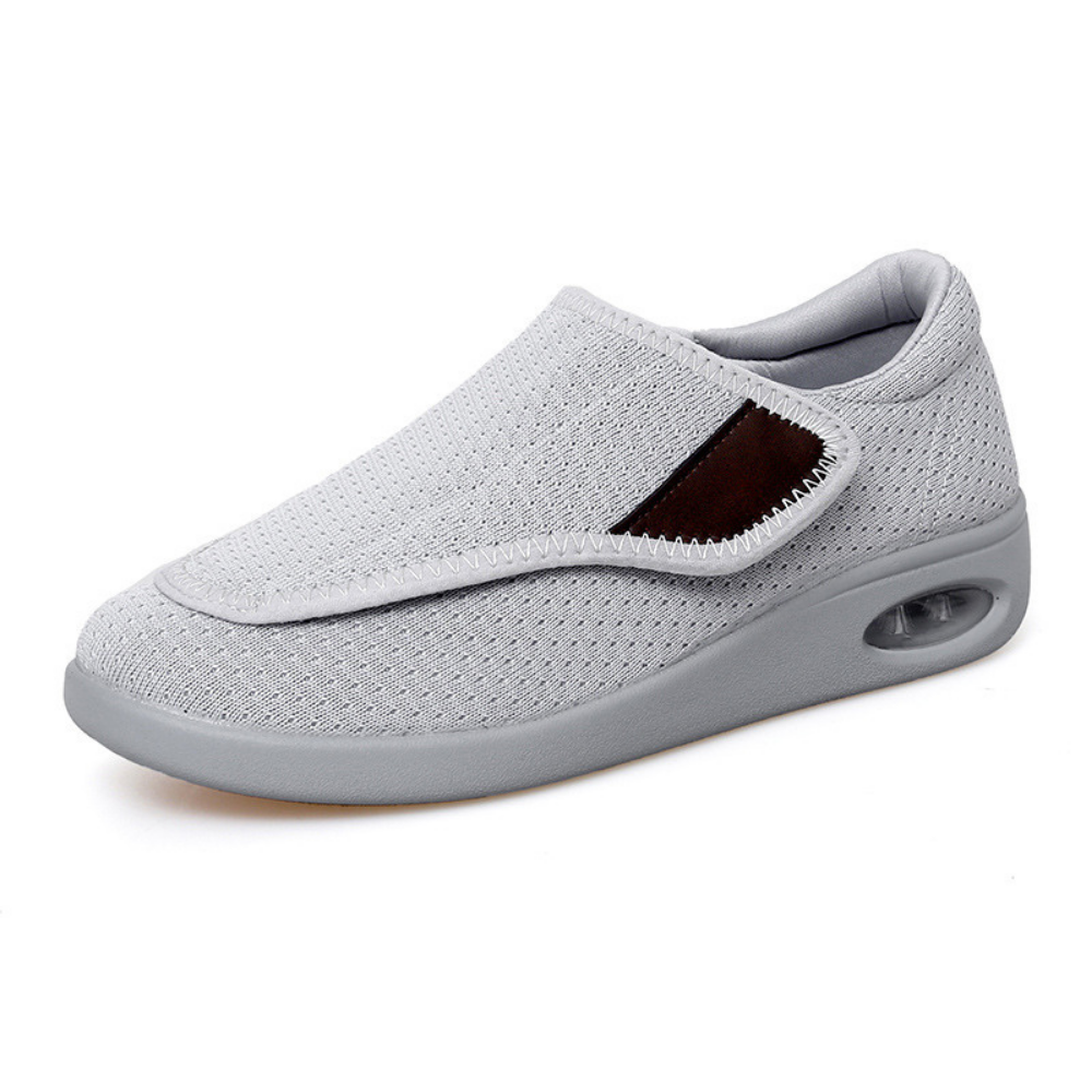 Rutschfeste Herren Sneaker in Beige. Gepolsterter Alltagsschuh mit hohem Tragekomfort für Männer.