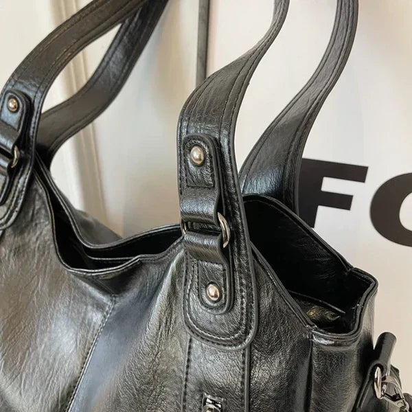 Braune Damen Sporttasche. Lässige Reisetasche mit viel Stauraum.