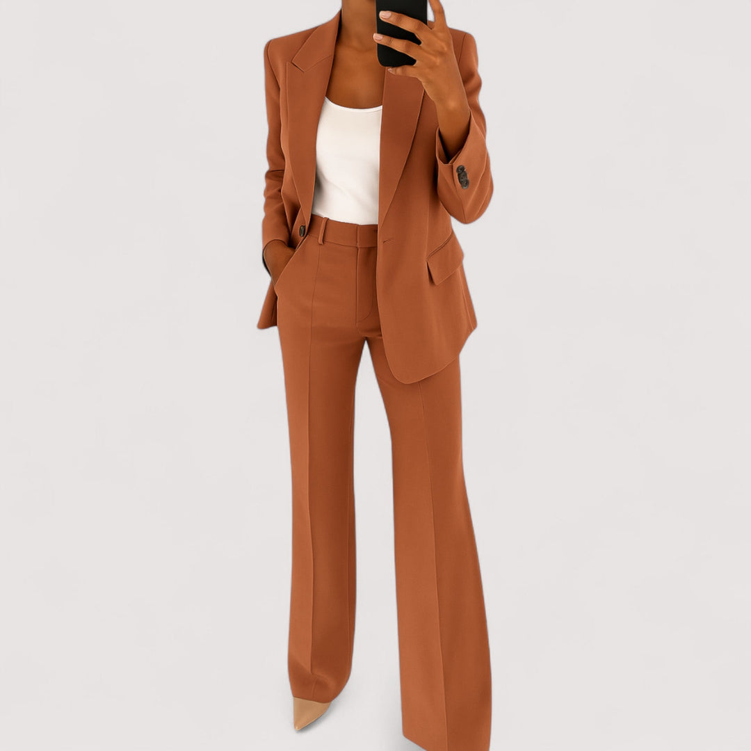 Komplettes Outfit: Eleganter Damen Blazer und passende Hose für einen stilvollen Business & Freizeit Look.