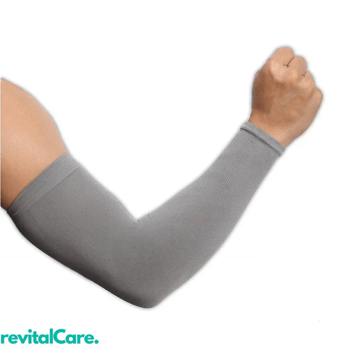 Leistungsstarker Kompressions-Armsleeve für Sportler, in Weiß, unterstützt Armmuskulatur.