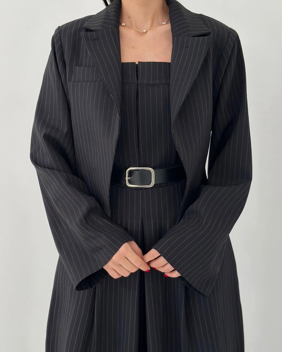 Moderner Damen Dreiteiler: Jumpsuit (trägerlos), weite Hose & stylische Kurzjacke. Perfektes Sommer Set.